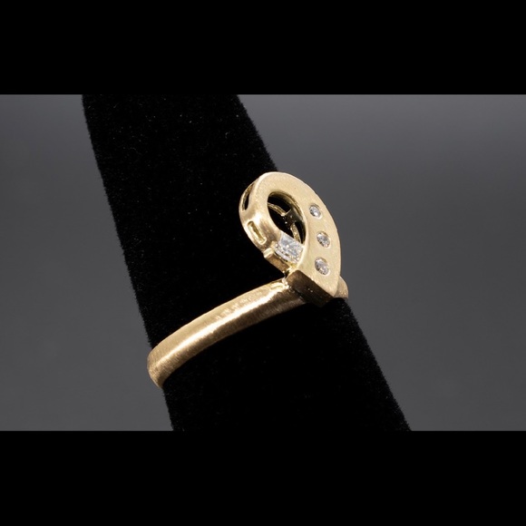 Gorgeous 18k Gold And Diamond Ring - Picture 2 of 2